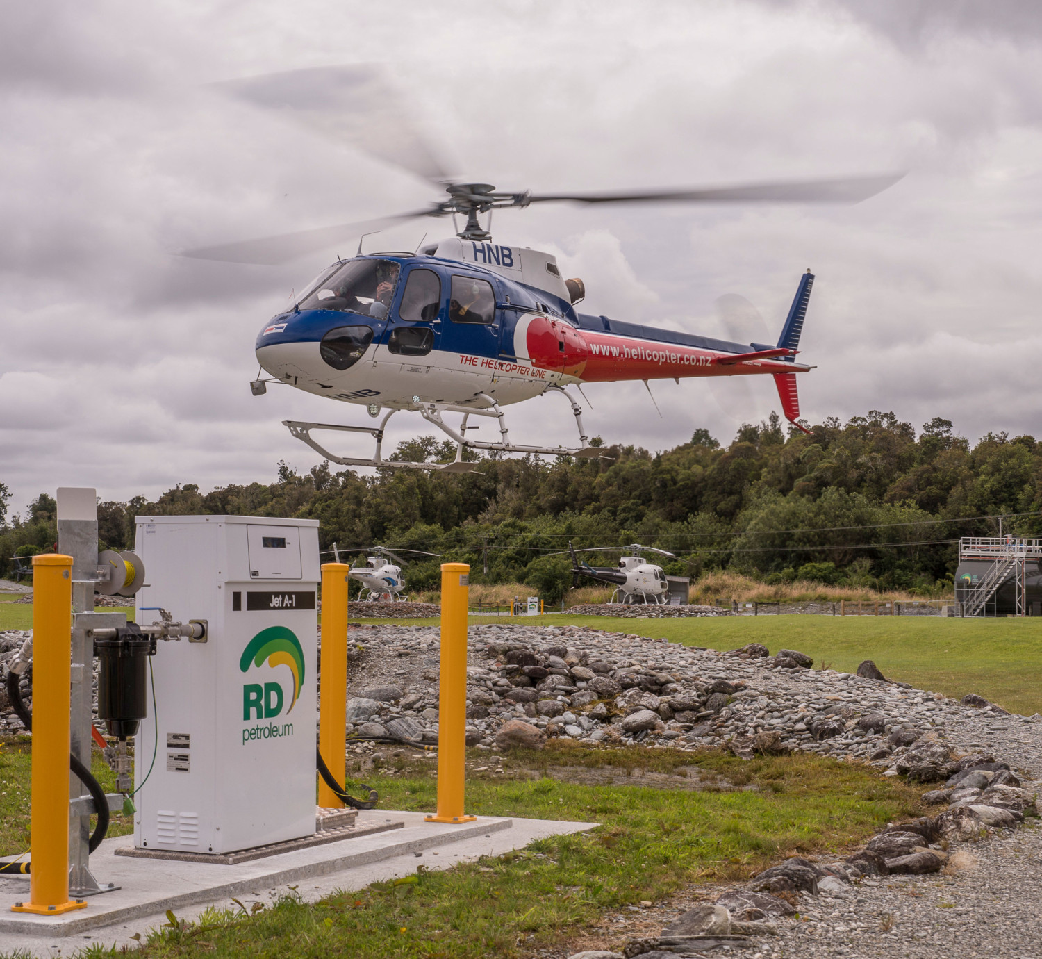 helicopter landing to refuel